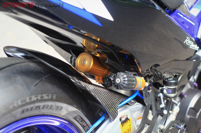 Monosok Ohlins TTX GP berhasil masuk dengan rapi di bodi MX King
