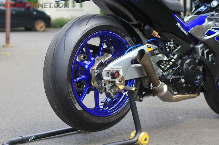 Swing arm RSV4 berpadu pelek OZ Braking lebar 6 inci dibalut ban 190/55-17, MX King jadi padettt