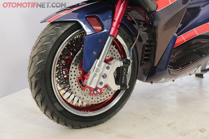 Suspensi depan pakai upside down dengan kaliper ganda