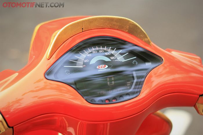 Spidometer SIP dengan layar digital berisi informasi yang lebih lengkap menempel pada setang drophead