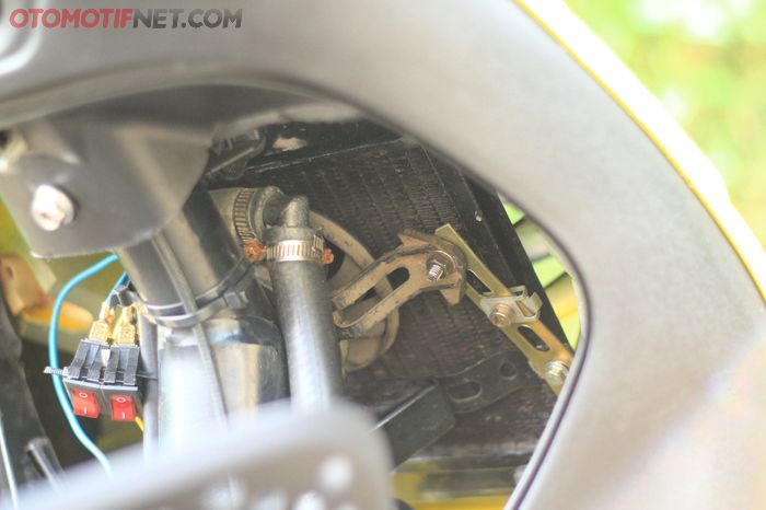 Radiator custom di balik fairing depan sebagai pendingin mesin mungilnya 