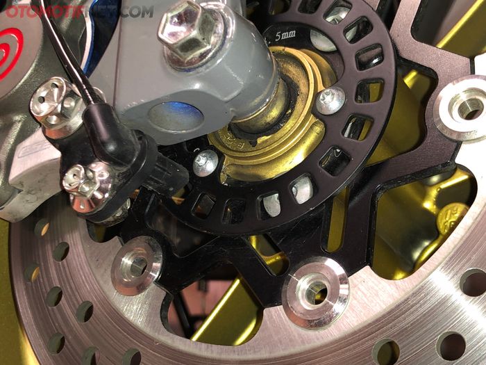 Rotor bagian bawah bisa dicek secara fisik penyok atau tidak, kalau penyok bisa mengacaukan sistem ABS
