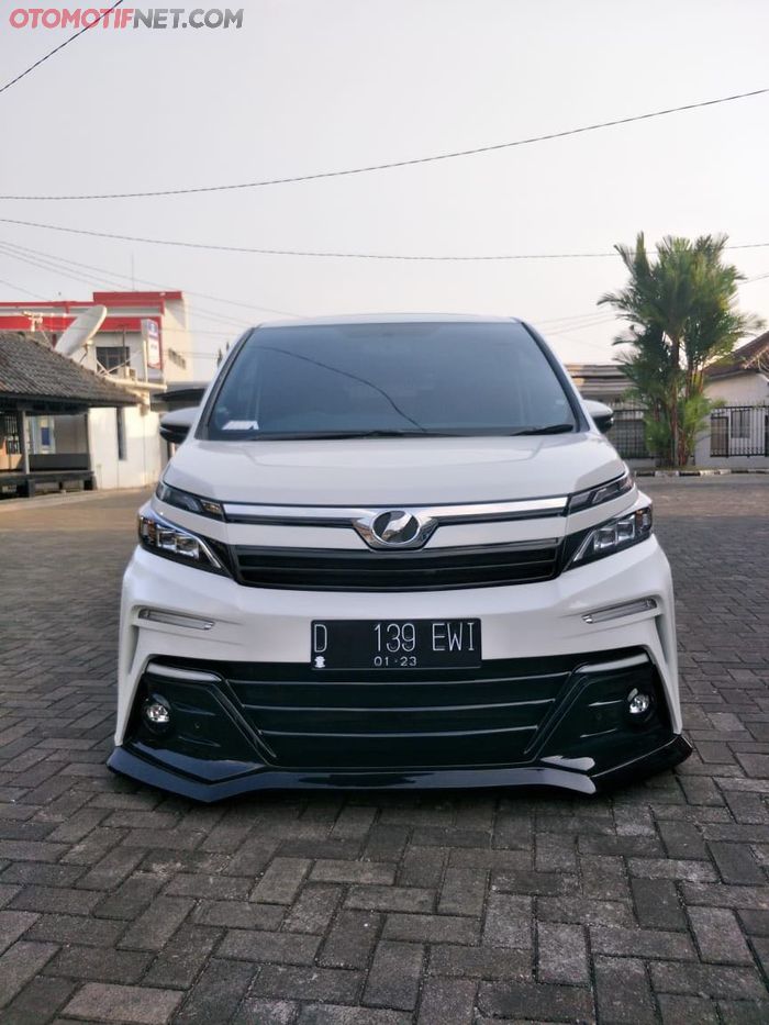 Posisi lampu DRL Toyota Voxy di bagian bumpernya keren dan fungsional