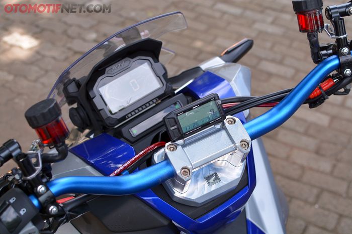 EFI meter dari Koso menghiasi area setang fatbar berkelir biru