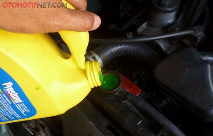 Ilustrasi mengisi radiator coolant