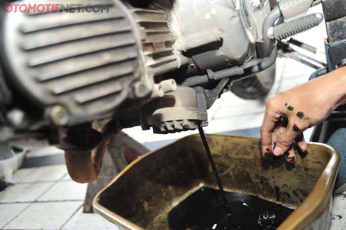 Bensin yang tidak terbakar sempurna bisa bercampur ke oli mesin dan mengurangi kualitas pelumasan