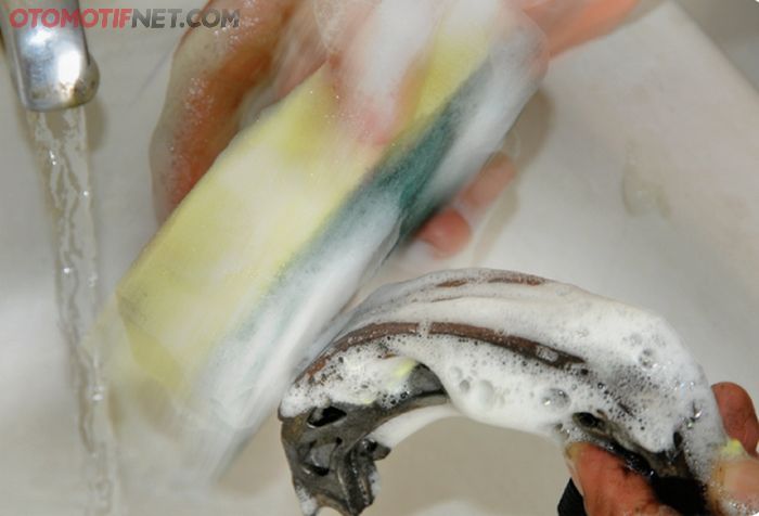 Cuci kampas rem pakai sabun agar bunyi berdecit hilang