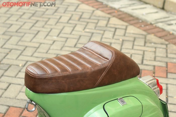 Jok kulit cokelat model single seater senada dengan handgrip-nya