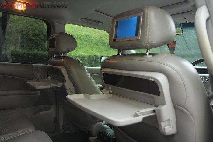 Menunjang kenyamanan berkendara di Honda Elysion, sistem audio dan pengatur udara custom diaplikasikan, ditambah layar monitor untuk penumpang belakang, serta karpet dari Comfort diaplikasikan