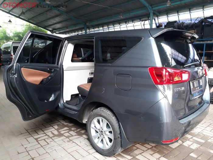 Toyota Innova Reborn dengan partisi anti covid tipe bisnis