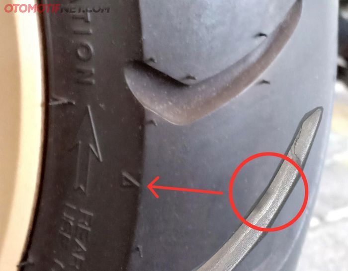 Segitiga TWI tarik garis lurus, ada tonjolan di tengah kembangan ban. Jika kebotakan sudah mencapai tonjolan itu tanda harus ganti ban. 