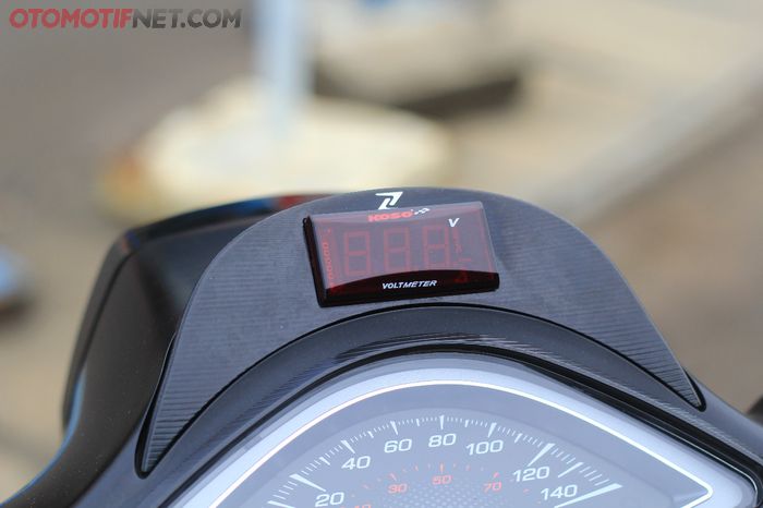 Voltmeter Koso terpasang rapih pada housing Zelioni