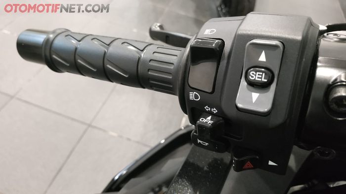 Tombol select dan panah atas bawah dipakai untuk mengatur power mode dan traction control
