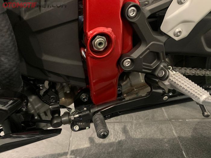 Kawasaki ZX-25R atau Ninja 250 4 silinder memiliki fitur KQS (Kawasaki Quick Shifter). Fitur Motor Balap Ini Cuma Ada di Kawasaki Ninja 250 4 Silinder Alias ZX-25R Versi ABS SE