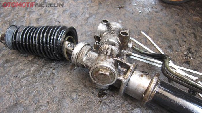 ILUSTRASI. Kenali gejala dan tanda power steering hidrolik mobil bekas rusak.