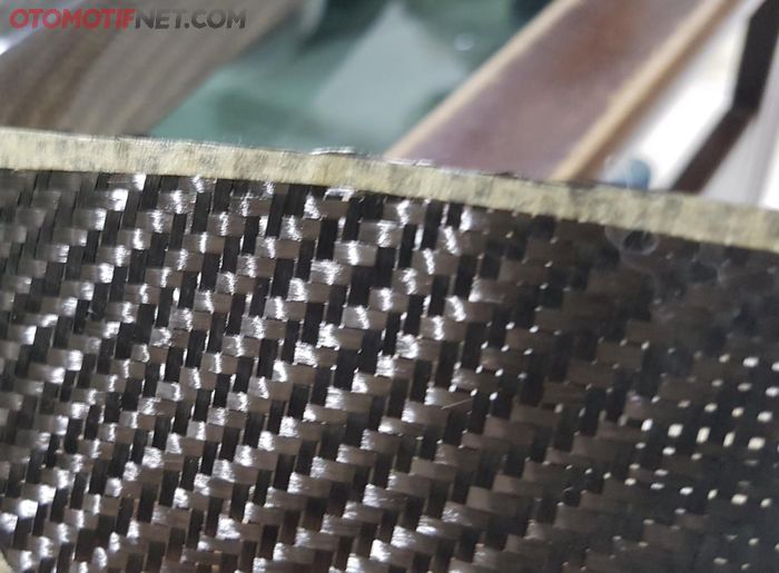 Ilustrasi bahan carbon fiber mentah