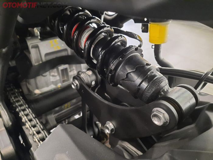 Monosok dengan konstruksi horizontal back-link mampu menjaga ZX-25R tetap stabil walau diajak menikung dalam kecepatan tinggi