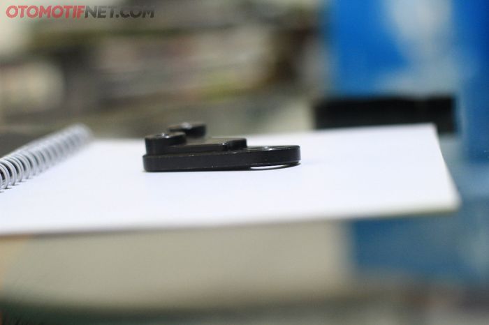 Bracket Ohlins generasi kedua yang belum lama dipakai, terlihat bengkok kan?