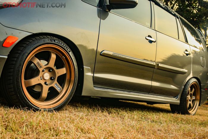 Pelek lansiran TE37 ring 18 inci dibungkus ban Michelin