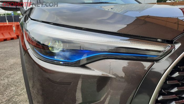 Pada bagian bawah lampu depan dan emblem Toyota pada grill ada aksen warna biru untuk versi Hybrid, sebagai ciri khas mobil Hybrid Toyota