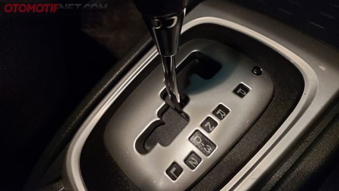 ILUSTRASI. Tuas transmisi Toyota Rush transmisi matik yang parkir pararel bisa digeser dari posisi P ke N dengan menekan tombol shift lock
