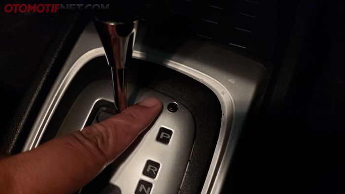 Tombol shift lock di Toyota Rush transmisi matik