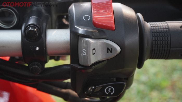 Untuk mengganti mode transmisi dari N lalu masuk D atau S cukup tekan tombol di sakelar kanan