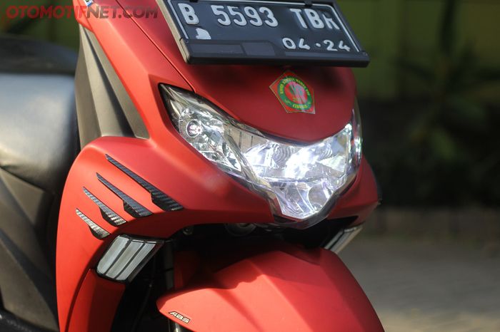 Lampu utama menggunakan aftermarket yang lebih terang, seinnya juga pakai JPA dengan DRL