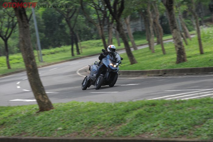 Test ride Qooder, skutik 4 roda harga Rp 300 jutaan