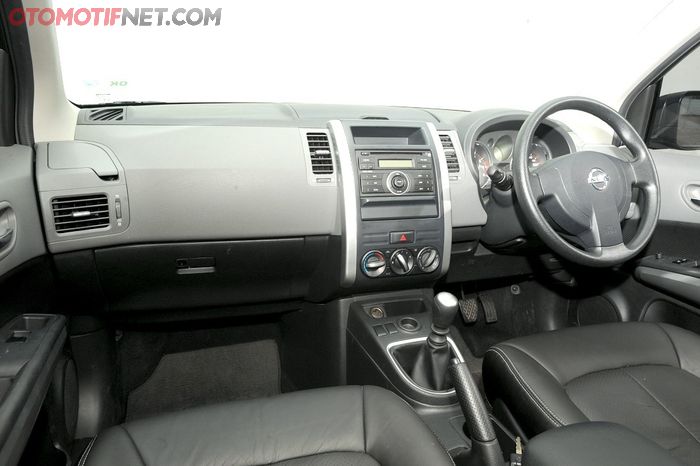 Interior Nissan X-Trail 2.0 MT 2010