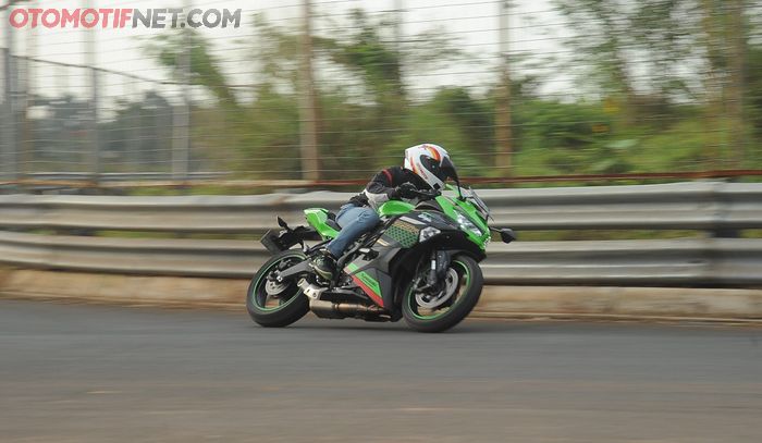 Ram air bikin putaran atas ZX-25R di kecepatan tinggi lebih kuat