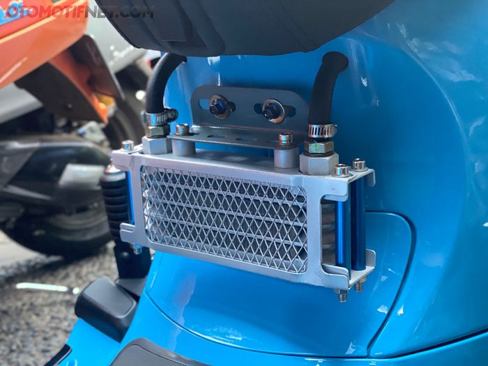 Pasang oil cooler di Vespa modern ala Seventeen Garage