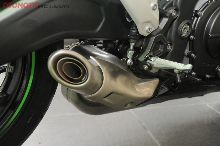 Knalpot model underbelly bikin center of gravity ZX-25R sangat baik, membuat handlingnya lebih stabil