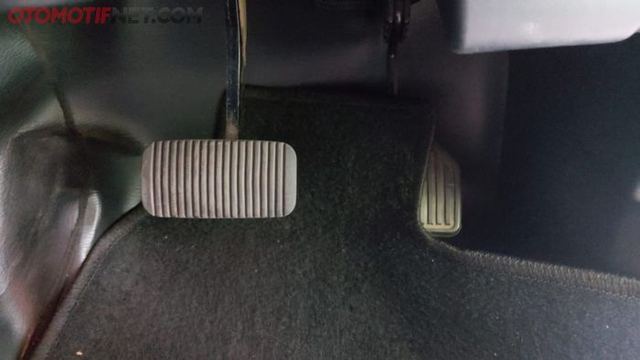 Ilustrasi karpet yang mengganjal pedal gas