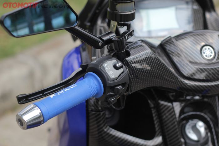 Sakelar kiri pakai punya GSX-R1000, bisa setting ketinggian lampu dengan elektrik levelling