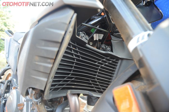 Radiatornya punya bentuk cekung dilengkapi dengan 2 buah extra fan untuk menjaga suhu mesin KTM 390 Adventure