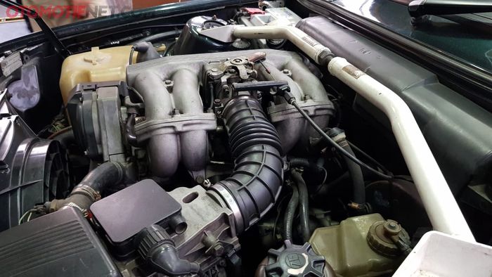 Posisi Slang Bahan Bakar BMW Seri 3 E30 di Bawah Intake Manifold