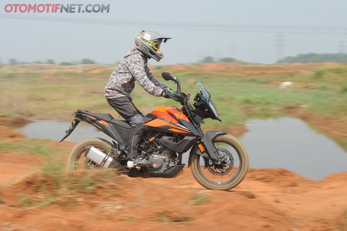 Footstep KTM 390 Adventure posisinya masih sedikit mundur