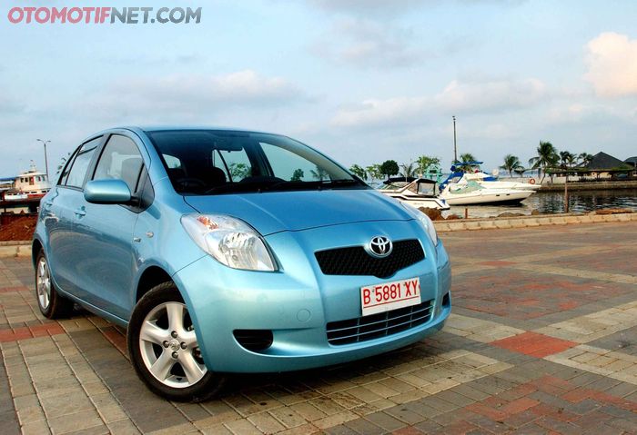 Toyota Yaris generasi kedua (XP90) yang pertama masuk ke Indonesia pada 2006                