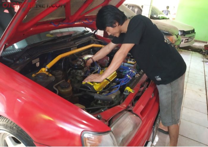 Tyo selaku owner Kandang Abutak sedang melakukan servis pada Toyota Starlet