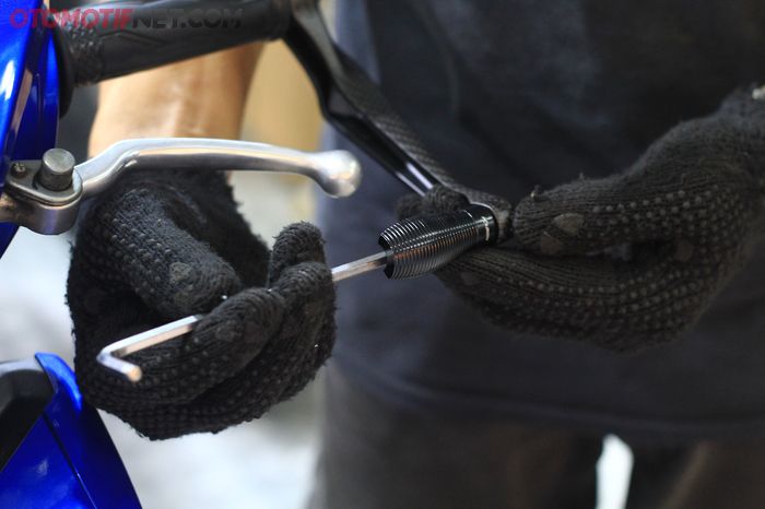 Bagian depan juga dikencangkan menggunakan kunci L yang sama