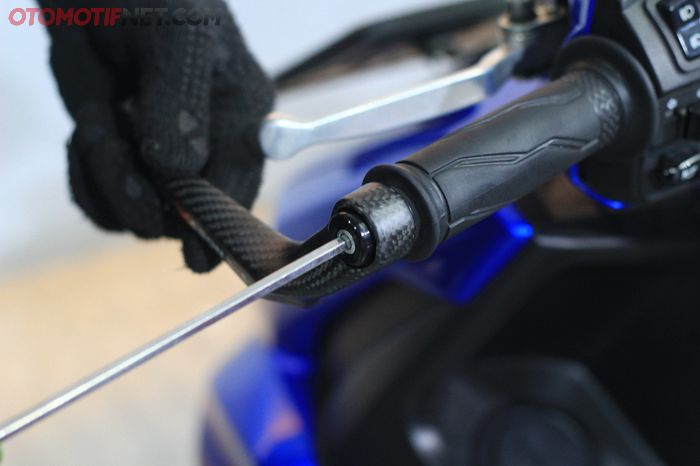 Masukan lever guard Kabon dan kencangkan dengan kunci L 5 mm