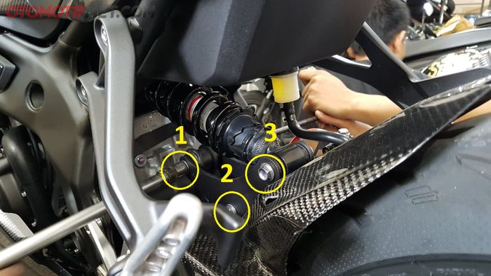 Urutan baut yang perlu dilepas saat ganti sok belakang Kawasaki Ninja ZX-25R