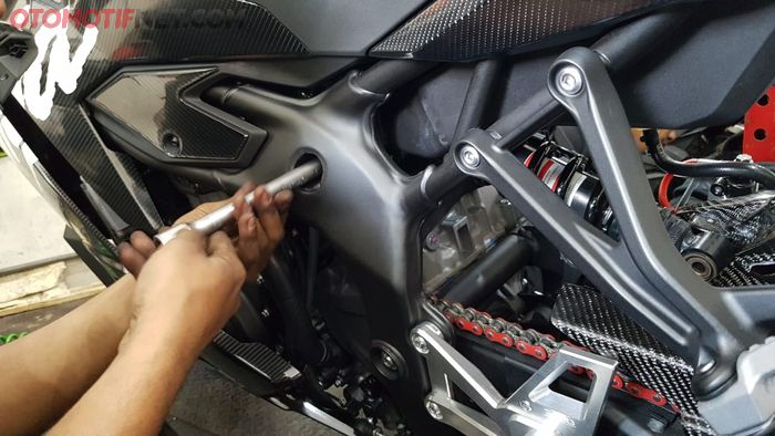 Melepas sokbreker belakang bagian atas di Ninja ZX-25R lewat coakan rangka sebelah kiri