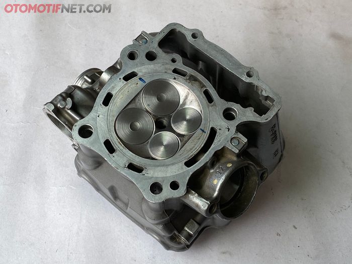 Klep in menjadi 32 mm dan ex 25 mm, jalur keluar masuknya campuran udara dan bensin lebih lega