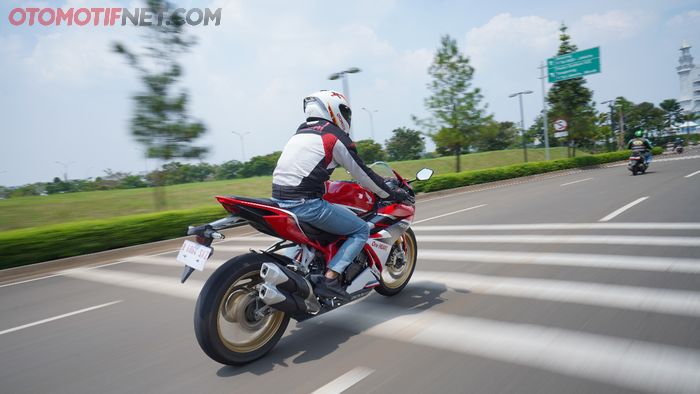 Riding position Honda CBR250RR SP tergolong racy membuat badan lebih merunduk