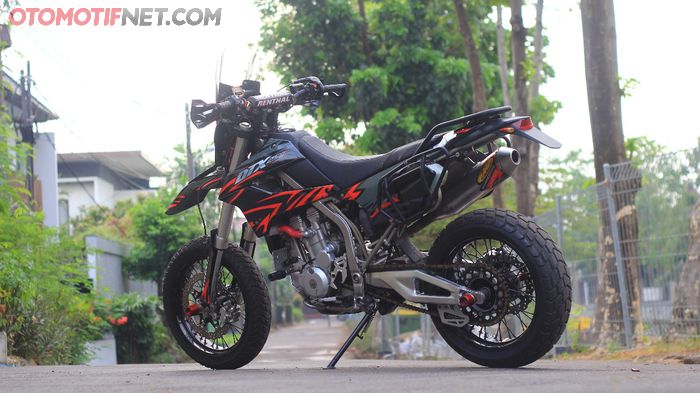 Modifikasi KLX250 menjadi supermoto karena jarang main off road