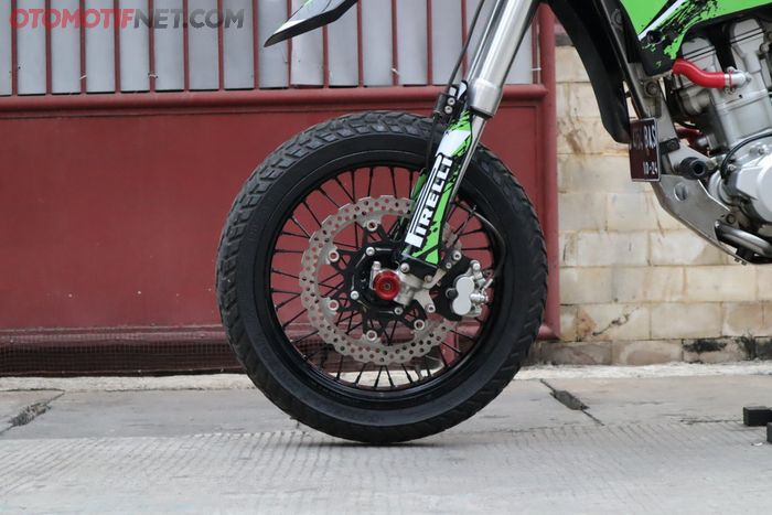 Kaki depan di Kawasaki KLX 250 supermoto ini super gambot.