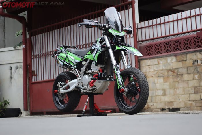 Unik nih, Kawasaki KLX 250 pakai windshield biar aman dipakai touring.