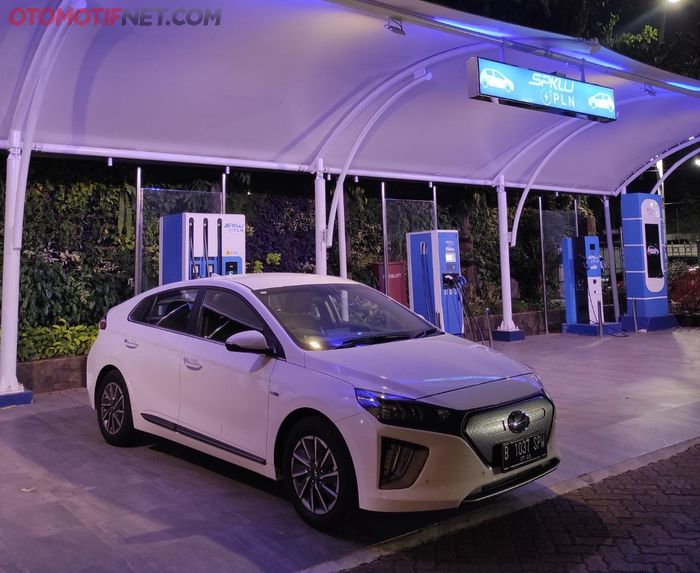 Hyundai Ioniq pengisian baterai di SPKLU Jakarta Gambir